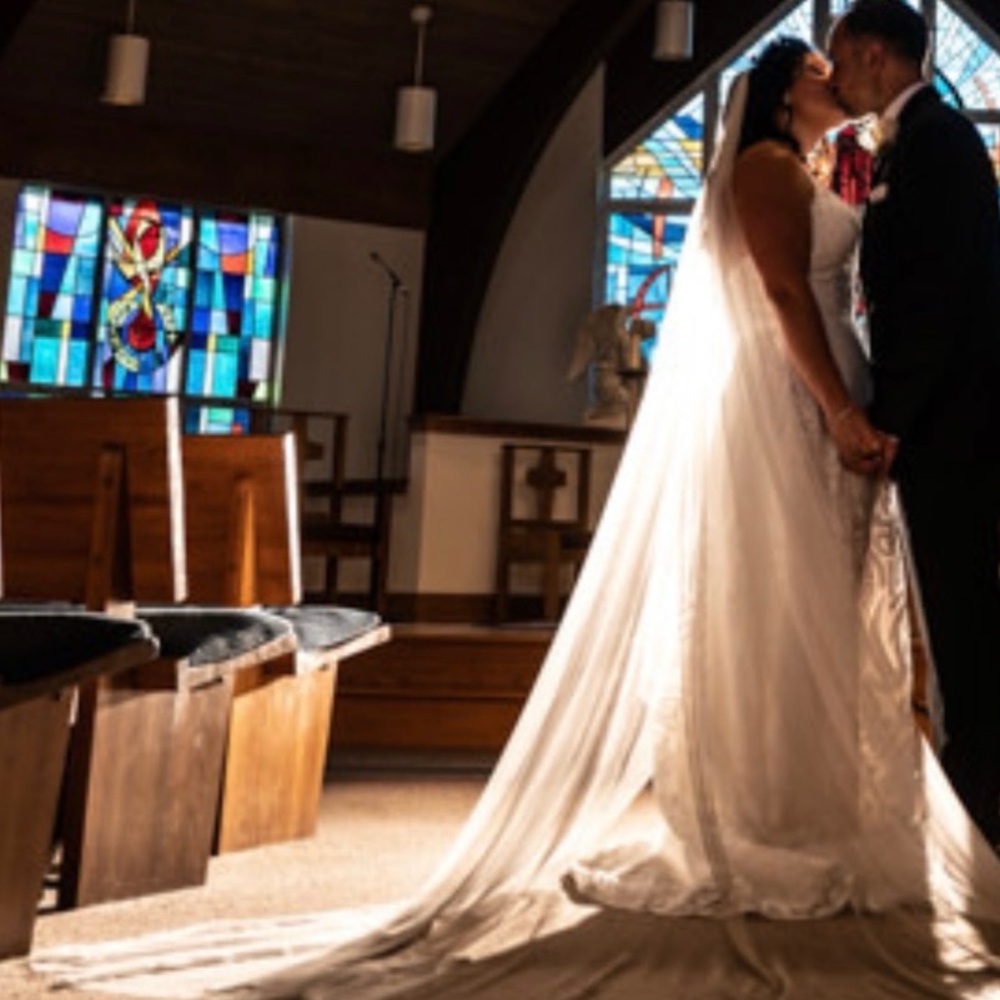 Toni Federici Elegant White Sheer Veil - Picture 6 of 7